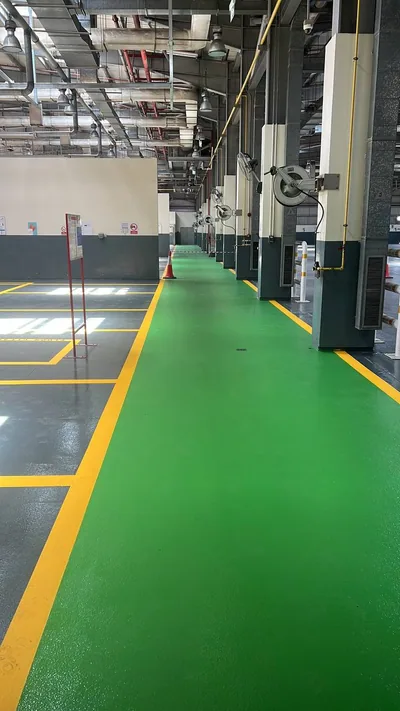 ممر إيبوكسي أخضر مع خطوط صفراء